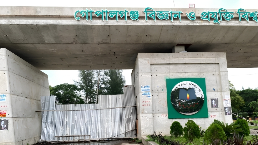 বিশ্ববিদ্যালয়ের প্রধান ফটকে টিনের বেড়া