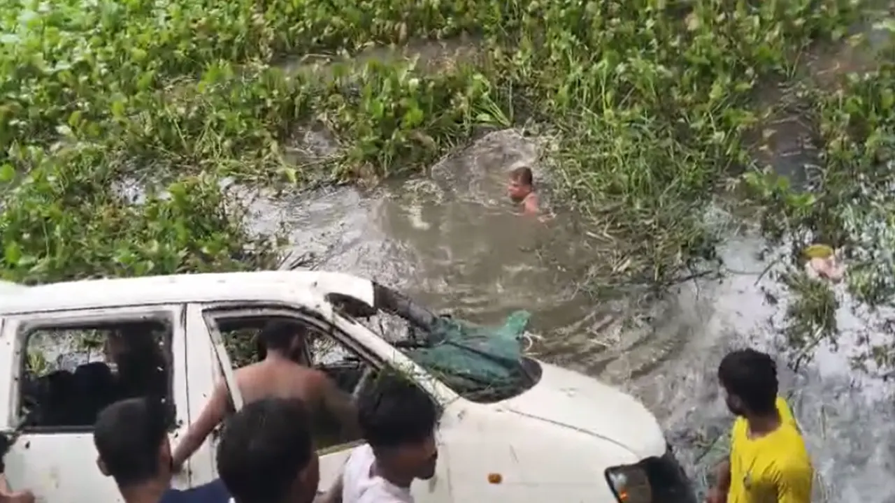 বিমানবন্দরগামী যাত্রীদের নিয়ে খাদে মাইক্রোবাস