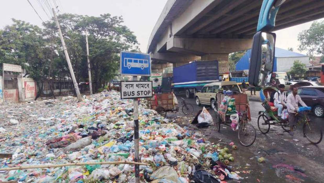 মহাসড়কের পাশে ময়লার ভাগাড়, ভোগান্তিতে পথচারী